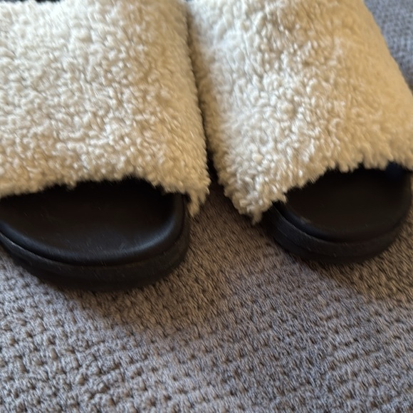 ROAM Women’s US 7.5-8 Ivory Sherpa Slide Sandals Fuzzy Cozy Slip On Shoes - Picture 6 of 14